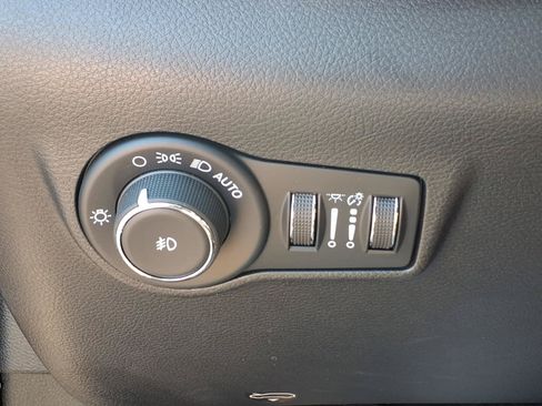 Used 2022 Jeep Compass Latitude w/ Sun and Sound Group AWD/4WD image 23