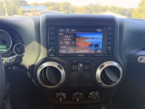Used 2018 Jeep Wrangler Sahara w/ Dual Top Group AWD/4WD image 13