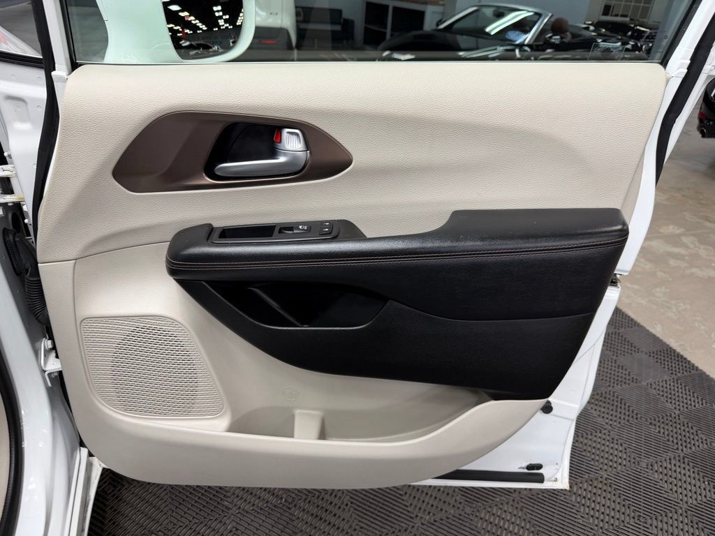 Used 2018 Chrysler Pacifica Touring-L Plus w/ Advanced Safetytec Group FWD image 51