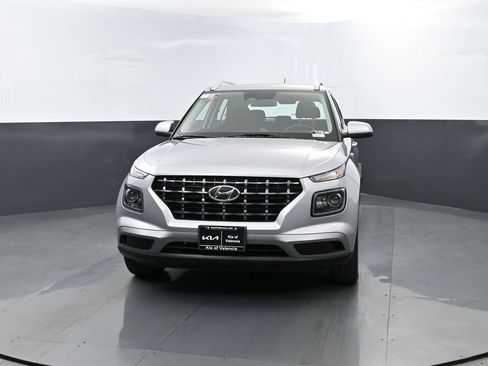 Used 2025 Hyundai Venue SEL FWD image 2