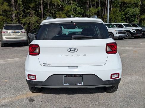 Used 2024 Hyundai Venue SEL FWD image 5
