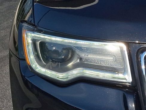 Used 2019 Jeep Grand Cherokee Overland AWD/4WD image 9