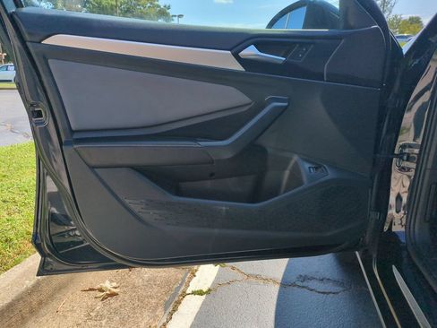 Used 2025 Volkswagen Jetta SE FWD image 11