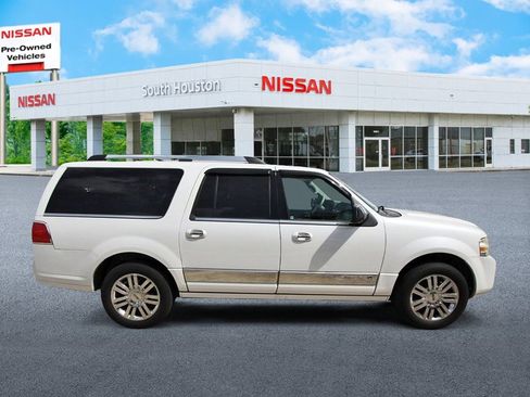 Used 2010 Lincoln Navigator L 2WD image 5