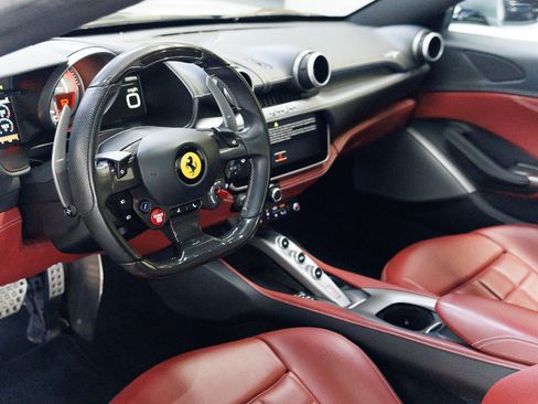 Used 2019 Ferrari Portofino RWD image 28