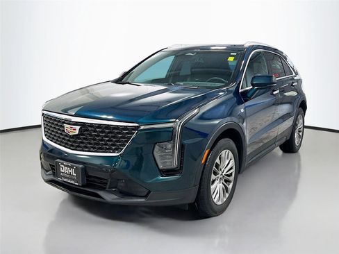 Used 2025 Cadillac XT4 Premium Luxury image 3