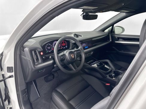 Certified 2025 Porsche Cayenne Coupe image 4