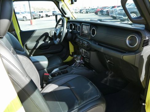 Used 2023 Jeep Wrangler Unlimited Sahara w/ Cold Weather Group image 15