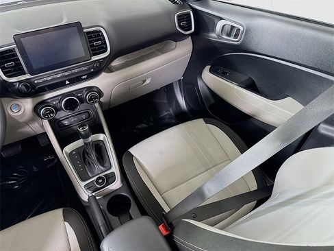 Used 2025 Hyundai Venue SEL image 25