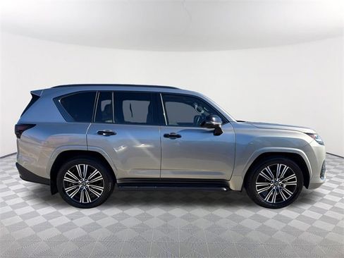 Used 2024 Lexus LX 600 4WD w/ Luxury Package image 4