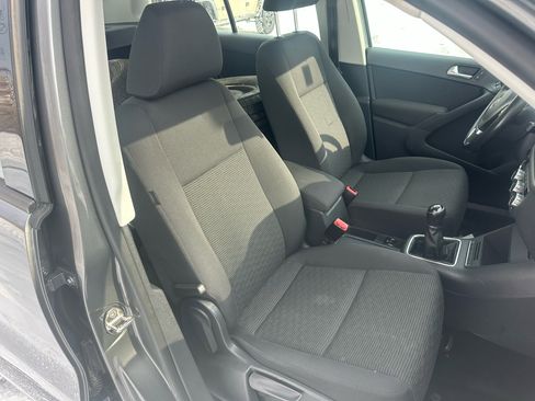 Used 2013 Volkswagen Tiguan S image 9