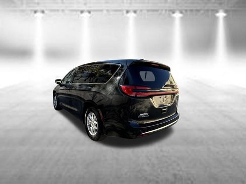 Certified 2023 Chrysler Pacifica Touring-L FWD image 5