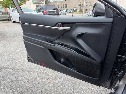 Used 2020 Toyota Camry SE FWD image 17