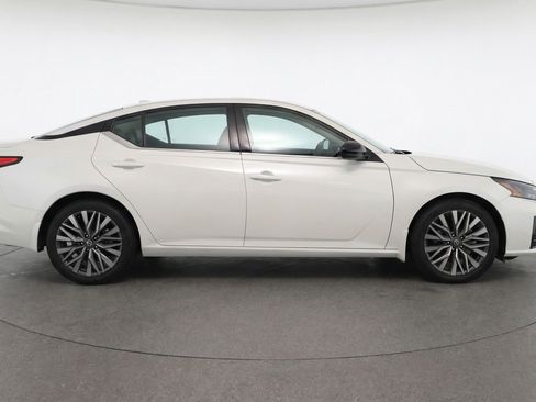 Used 2025 Nissan Altima 2.5 SV FWD image 11