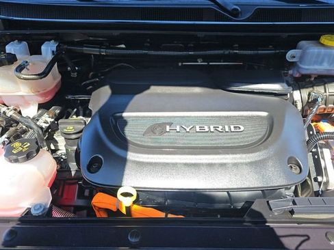 Used 2024 Chrysler Pacifica Select image 4