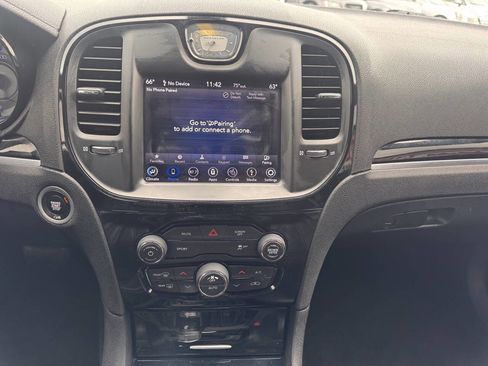 Used 2018 Chrysler 300 S image 22