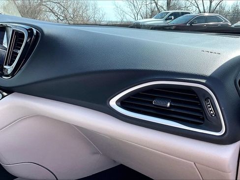 Used 2024 Chrysler Pacifica Touring-L FWD image 19