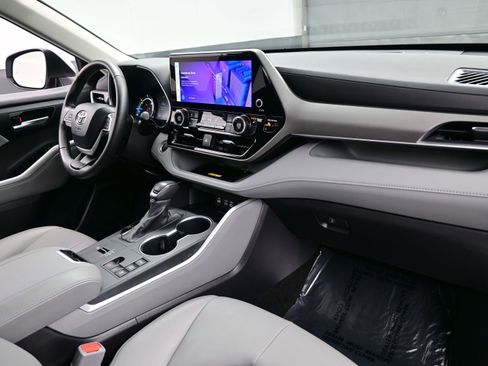 Used 2025 Toyota Highlander XLE image 15