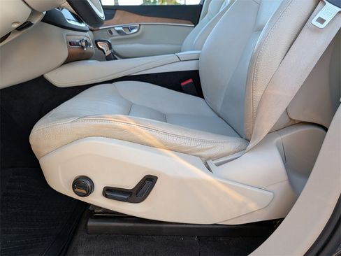 Used 2022 Volvo XC90 T6 Momentum w/ Advanced Package image 12