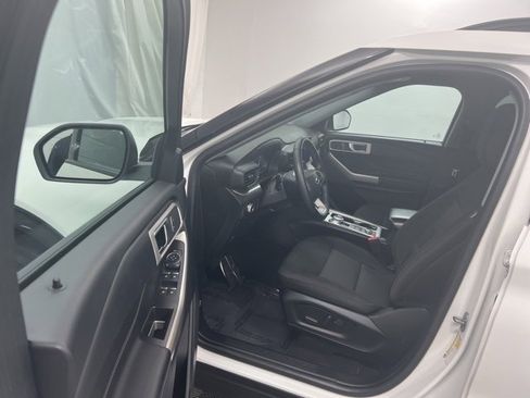 Used 2022 Ford Explorer XLT image 12