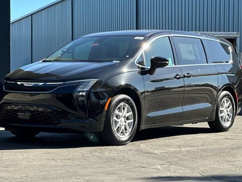 New 2027 Chrysler Pacifica Select FWD image 8
