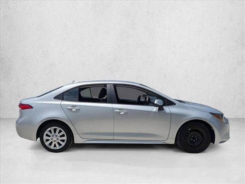 Used 2022 Toyota Corolla LE FWD image 4