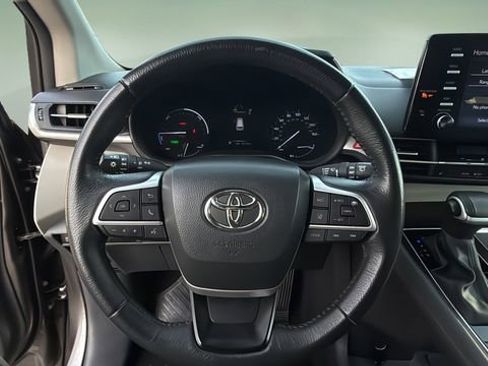 Used 2024 Toyota Sienna XLE image 11