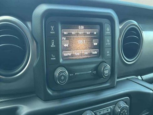 Used 2021 Jeep Gladiator Willys image 16