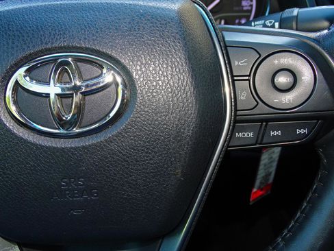 Used 2019 Toyota Camry SE w/ Carpet Mat Package image 23