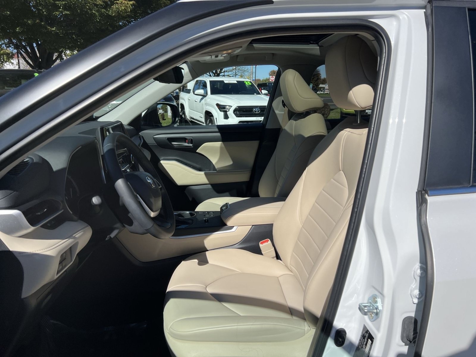 Used 2023 Toyota Highlander XLE FWD image 13