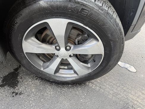 Used 2019 Jeep Cherokee Limited AWD/4WD image 7