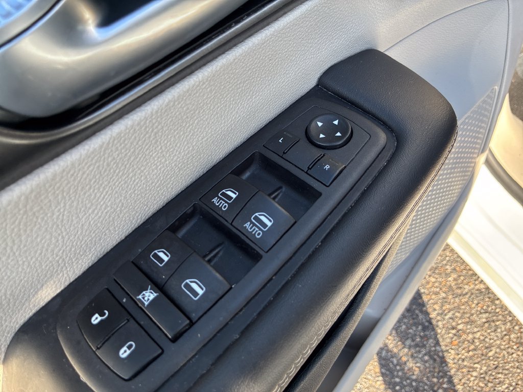 Used 2024 Chrysler Pacifica Touring-L FWD image 27