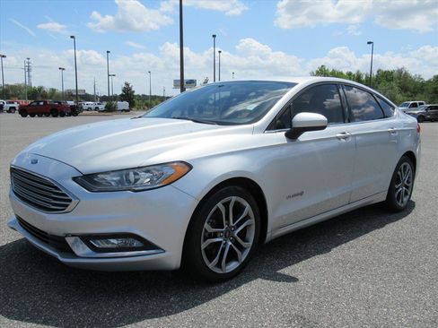 Used 2017 Ford Fusion SE w/ Equipment Group 601A image 3