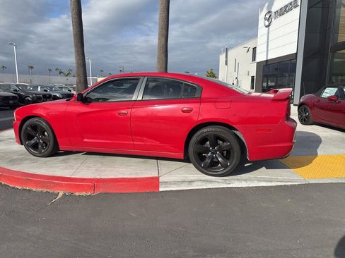 Used 2013 Dodge Charger SXT w/ Blacktop Pkg RWD image 9