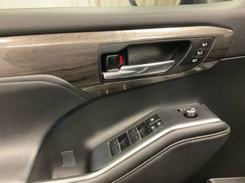 Used 2023 Toyota Highlander Limited image 12