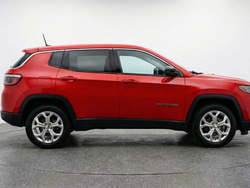 Used 2025 Jeep Compass Latitude image 11