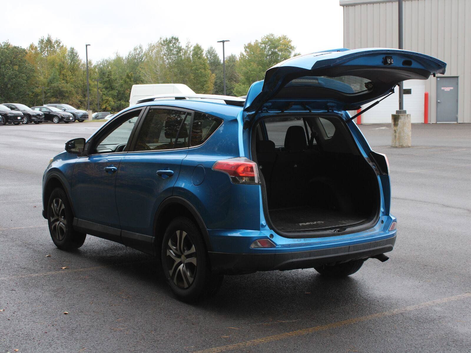 Used 2016 Toyota RAV4 LE AWD/4WD image 7