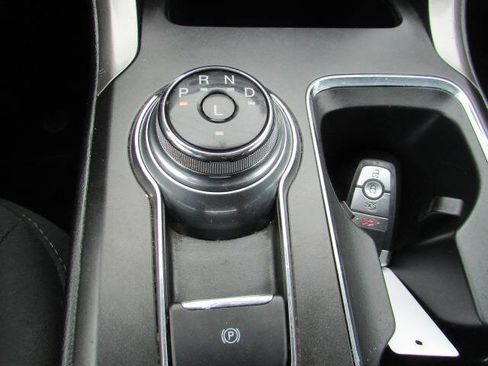 Used 2018 Ford Fusion SE FWD image 14