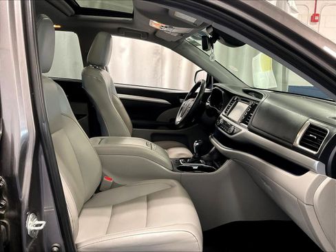 Used 2019 Toyota Highlander XLE image 11