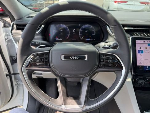 Used 2023 Jeep Grand Cherokee L Overland w/ Luxury Tech Group IV AWD/4WD image 15