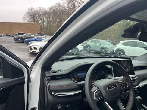 Used 2025 Jeep Compass Trailhawk image 33