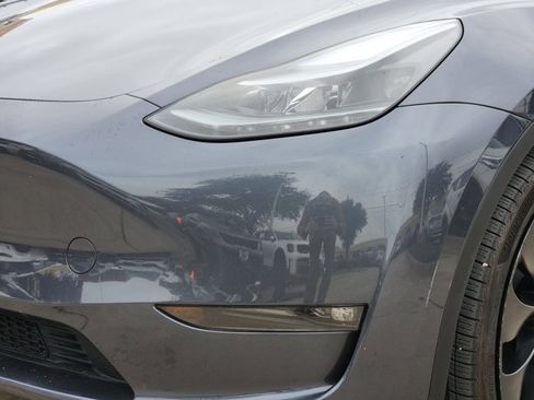 Used 2023 Tesla Model Y Performance image 9