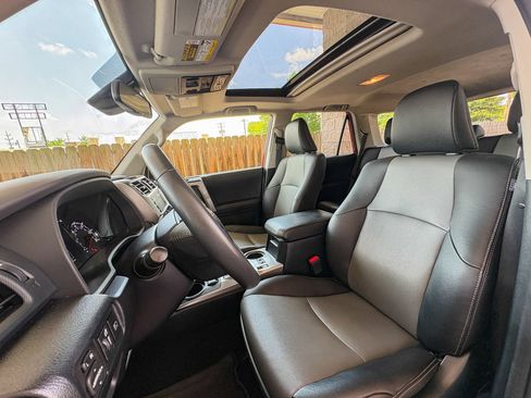 Used 2022 Toyota 4Runner SR5 Premium w/ Moonroof Package AWD/4WD image 22