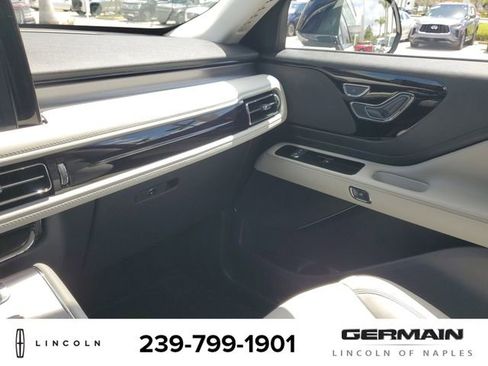 New 2025 Lincoln Aviator AWD image 33
