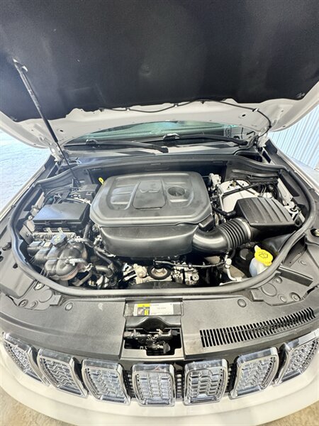 Used 2020 Jeep Grand Cherokee Overland AWD/4WD image 25