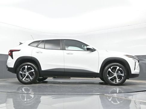 Used 2025 Chevrolet Trax RS w/ Sunroof Package FWD image 25