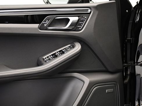 Certified 2026 Porsche Macan AWD/4WD image 36