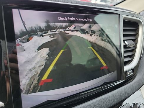 Used 2023 Chrysler Pacifica Touring-L image 2