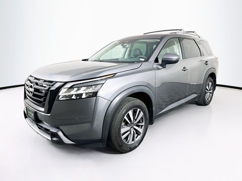 Used 2024 Nissan Pathfinder SL w/ Black Appearance Package AWD/4WD image 3