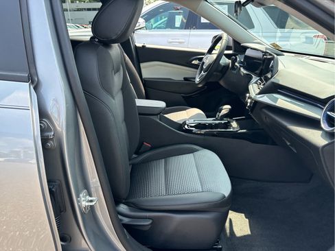 Certified 2025 Chevrolet Trax LT w/ LT Convenience Package FWD image 22